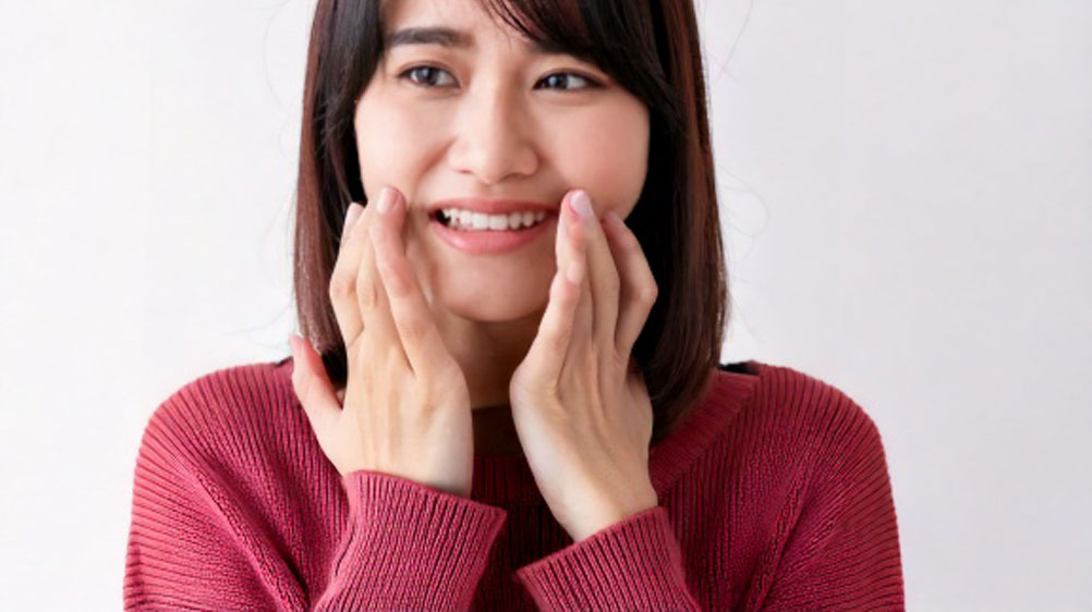 口元に悩む女性